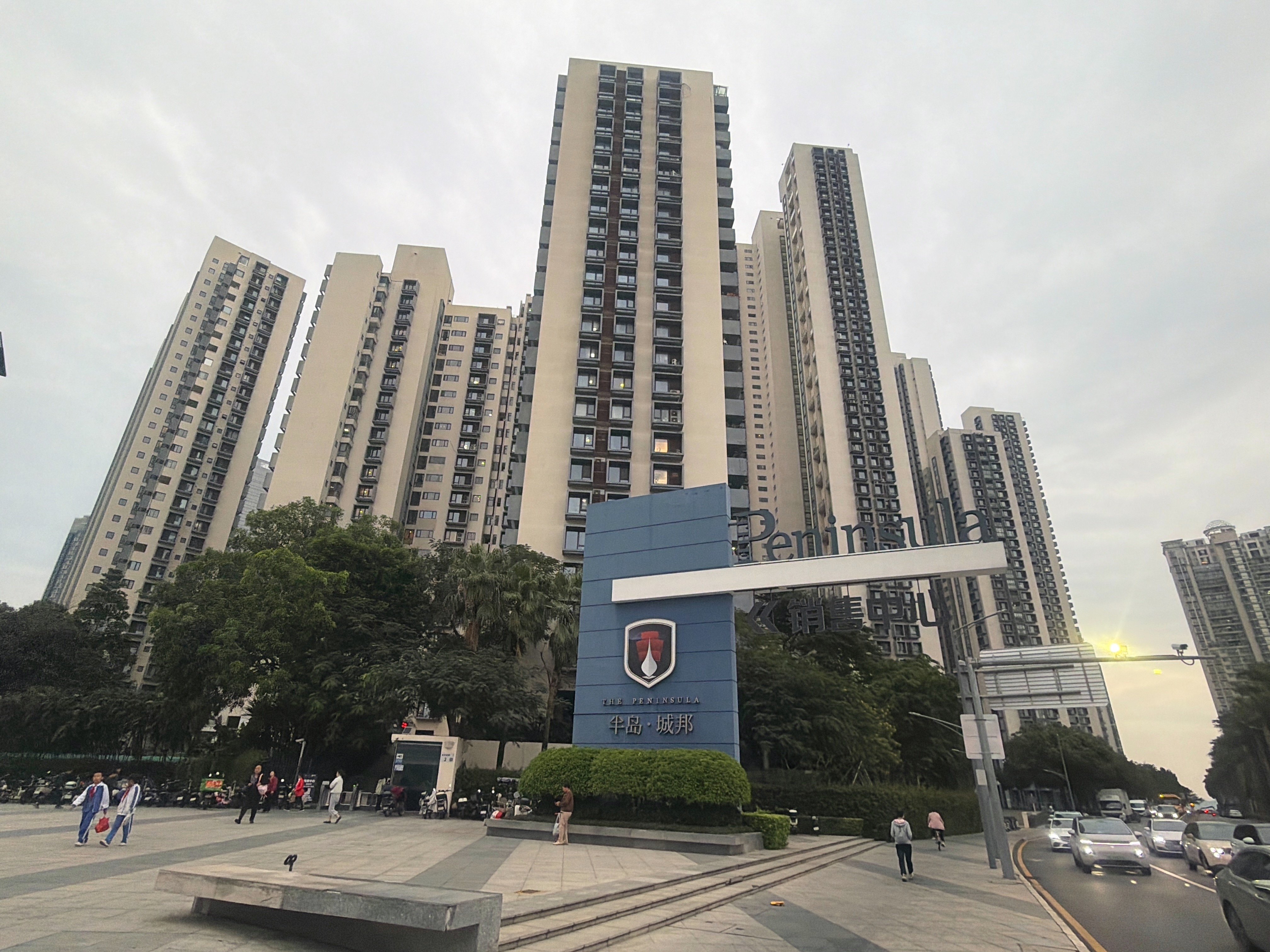 深圳南山核心豪宅半岛城邦四期,精装户型方正,地铁口学校商圈公园环绕,南北通透视野好,急卖